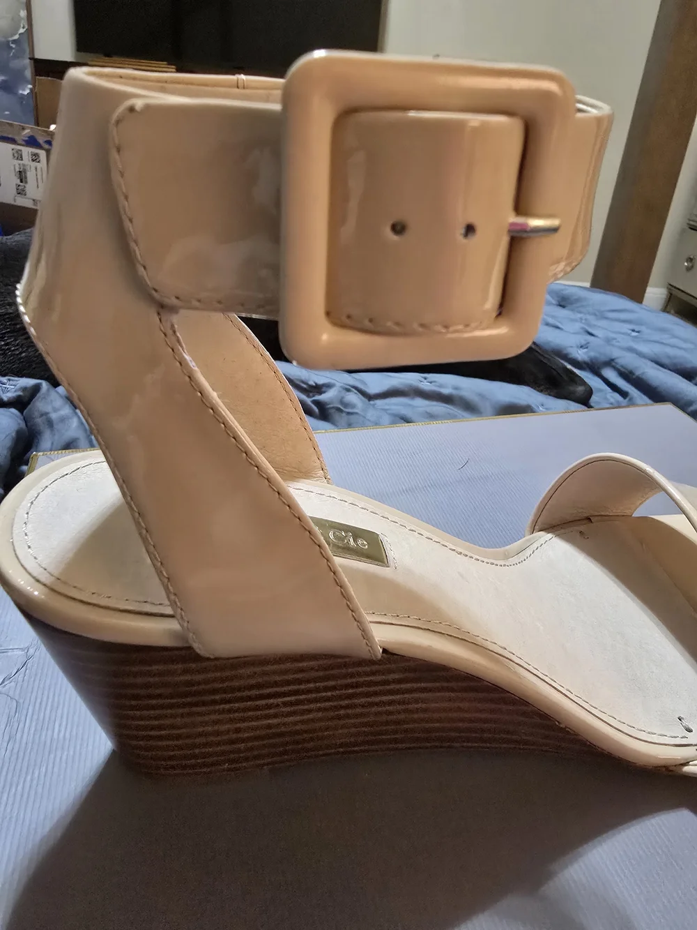 Louise et Cie Punya Nude Patent Ankle-Strap Wedge Sandals Size 8 Like New